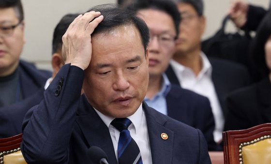 [국감] 머리 만지는 김종철 방미통위원장