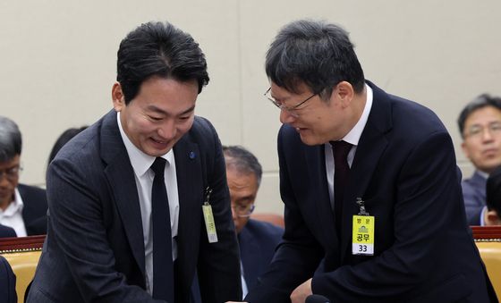 [국감] 악수 나누는 KBS·EBS 사장
