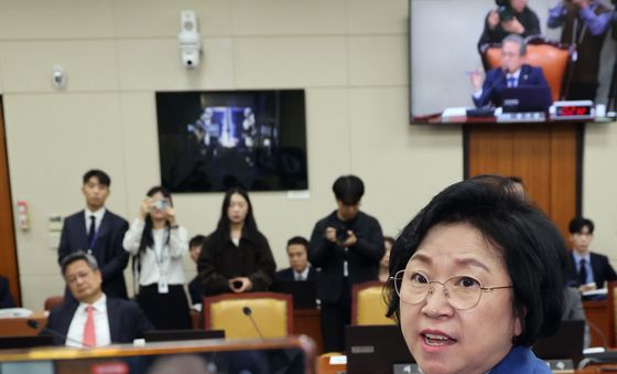 [국감] 김현 의원 '뒤에서 촬영하지 마세요'