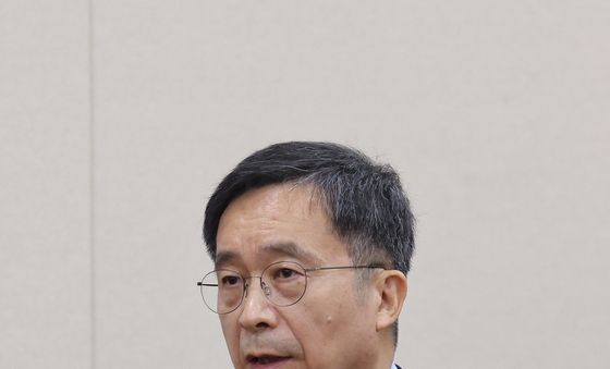 [국감] 질의에 답하는 강형철 이사장