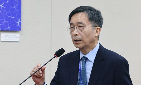 [국감] 질의에 답하는 강형철 이사장