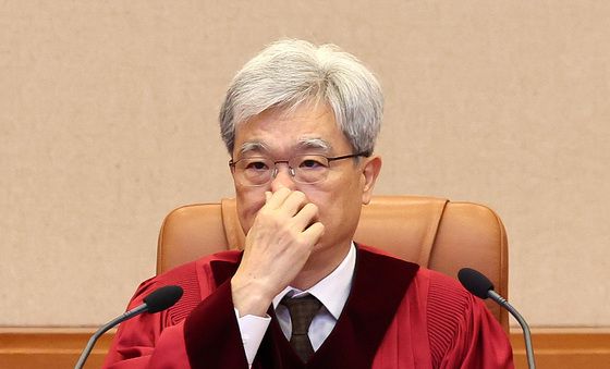 선고 위해 자리한 김상환 헌재소장