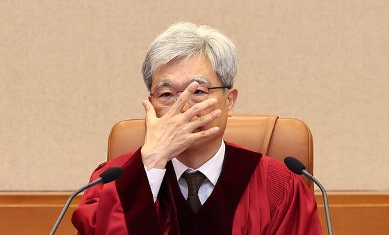안경 고쳐쓰는 김상환 헌재소장