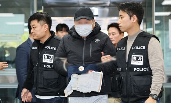 연쇄방화 혐의 70대 피의자, 구속영장심사 출석