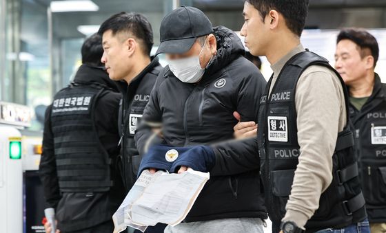 연쇄방화 혐의 70대 피의자, 구속영장심사 출석