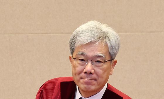 입장하는 김상환 헌법재판소장