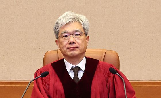 선고 위해 자리한 김상환 헌재소장