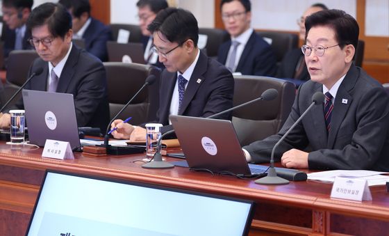 수석보좌관회의서 발언하는 이재명 대통령