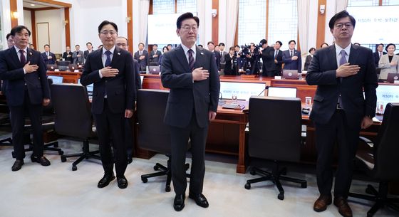 '수석보좌관회의' 국민의례 하는 이재명 대통령
