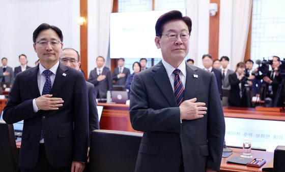 이재명 대통령, '수석보좌관회의' 국민의례