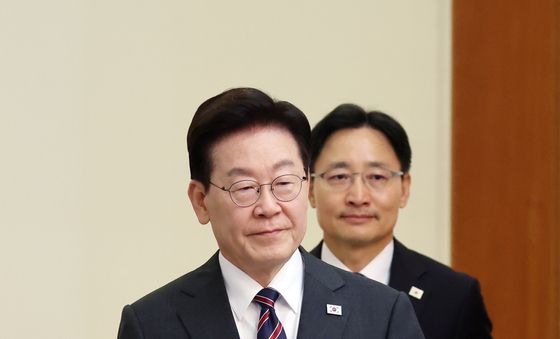 수석보좌관회의 입장하는 이재명 대통령