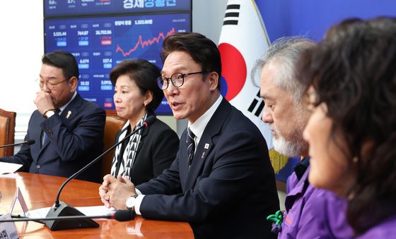 이태원참사 유가족에게 인사말하는 김민석