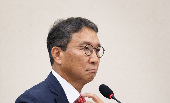 [국감] 옷매무새 고치는 김학수 대표