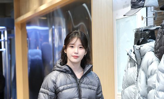 아이유, 성수동 패션은 패딩에 미니스커트