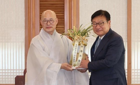난 전달하는 정점식 원내대표