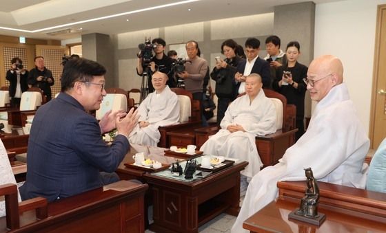 진우스님과 환담하는 정점식 원내대표