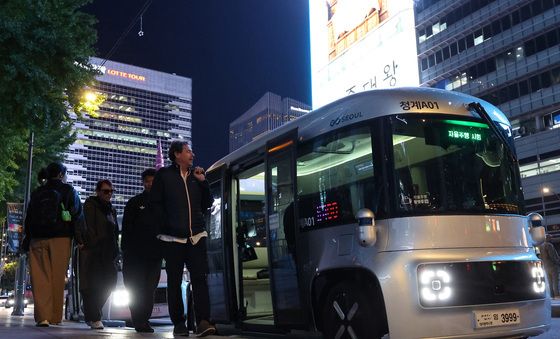 야간운행 시작한 청계천 자율주행버스 '청계 A01'