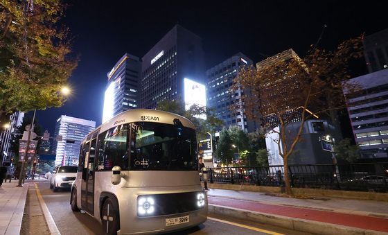 야간운행 시작한 청계천 자율주행버스 '청계 A01'