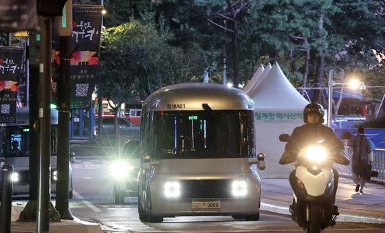 야간운행 시작한 청계천 자율주행버스 '청계 A01'