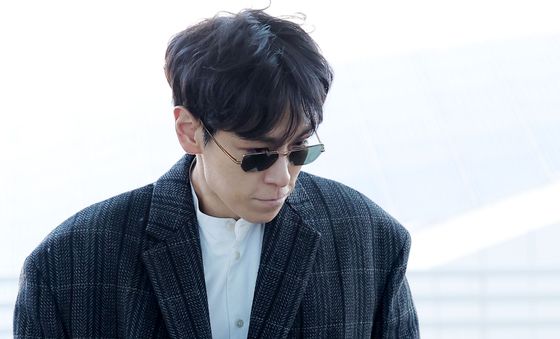 탑, 출국