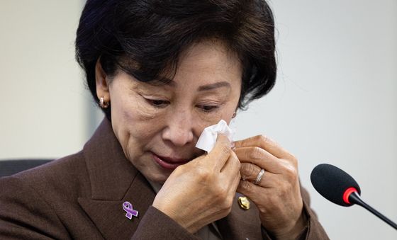 눈물 닦는 남인순 민주당 이태원참사특별위원장