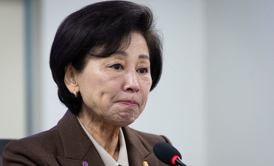 눈물의 발언 마친 남인순 위원장
