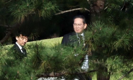 이건희 선대회장 수원 선영 방문한 이재용 회장