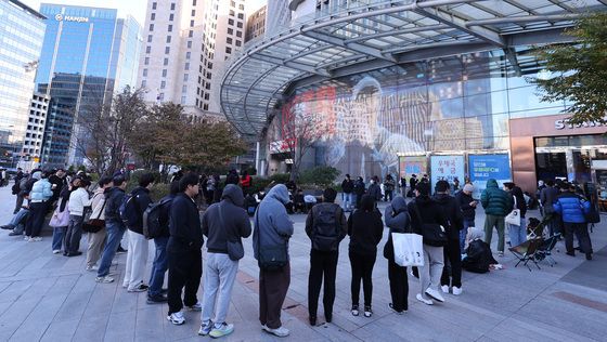 '페이커' 한정판 굿즈 사려 우체국 앞 장사진