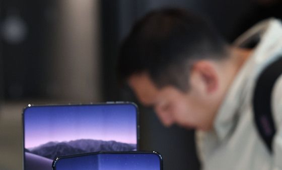 폴더블 스마트폰 '아이폰 듀오' 출시