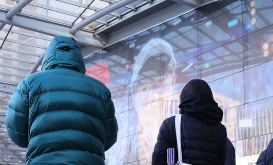'페이커' 기념우표 사려고 패딩에 의자까지