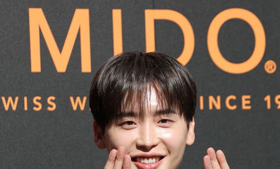 이종석, 맑은 손 키스