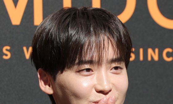 이종석, 손 키스