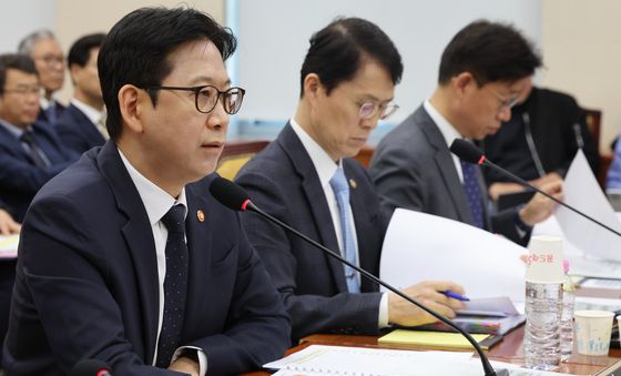 [국감] 의원 질의에 답하는 배경훈 부총리