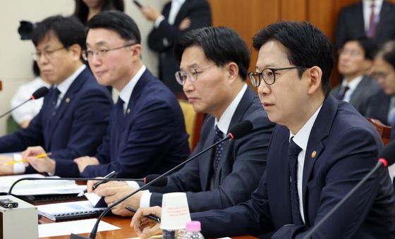 [국감] 의원 질의에 답하는 배경훈 부총리