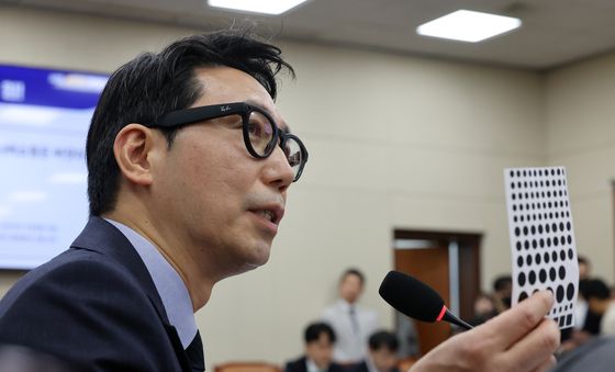 [국감] AI 스마트 글라스 착용하고 질의하는 이정헌 의원
