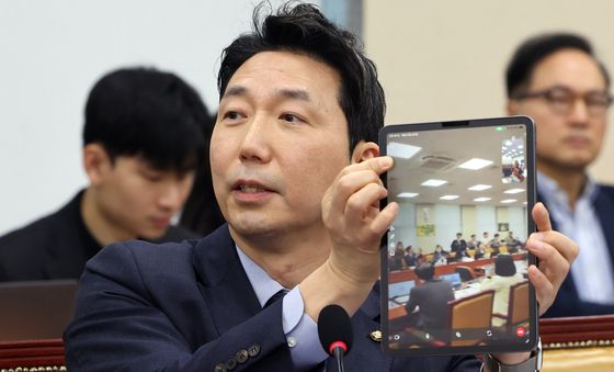 [국감] AI 스마트 글라스 실시간 촬영 영상 소개하는 이정헌 의원