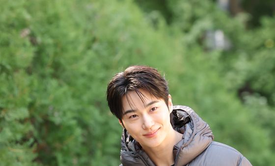 변우석, 미소는 봄·의상은 겨울