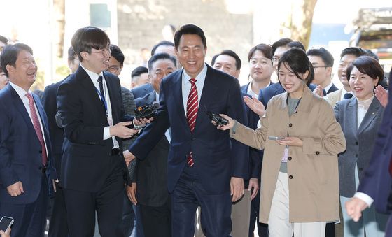 오세훈 시장직 걸린 '여론조사비 대납' 2심 선고 공판 출석