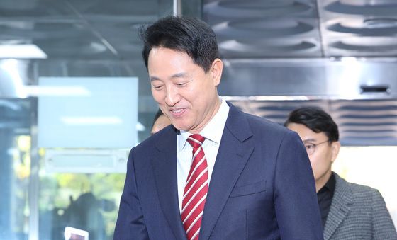 오세훈, '여론조사 대납 사건' 항소심 선고 공판 출석