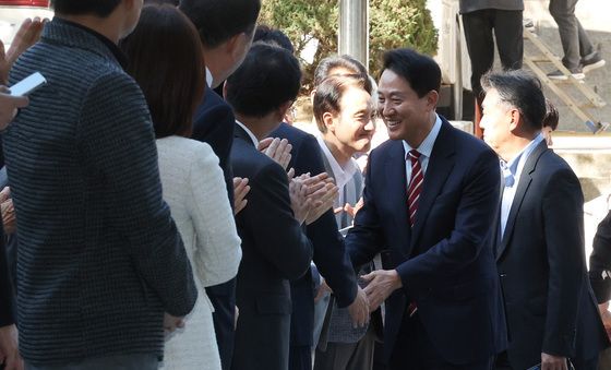 오세훈 시장, 지지자들과 악수