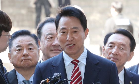 '운명의 날' 항소심 공판 앞서 질문 받는 오세훈 시장