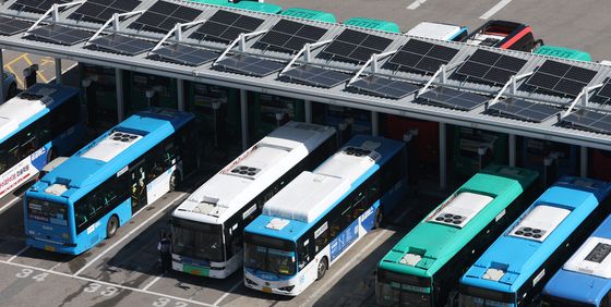 운행 마치고 차고지에서 대기중인 버스들