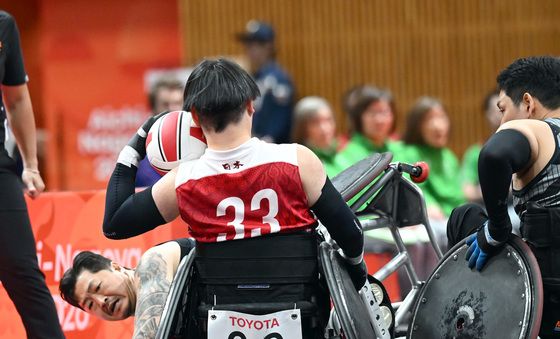 볼 경합 중 넘어지는 이성희