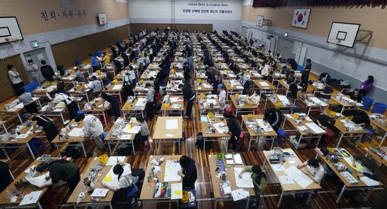 실기고사 치르는 미대 수험생
