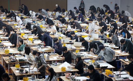집중해서 실기고사 치르는 수험생