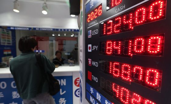 원달러 환율, 1320원대 지속하며 약세