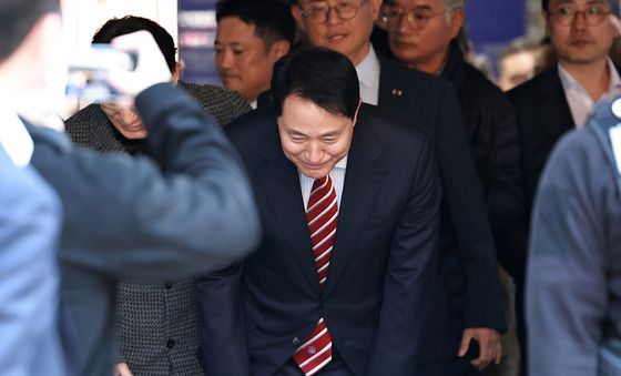 지지자들에게 인사하는 오세훈 시장
