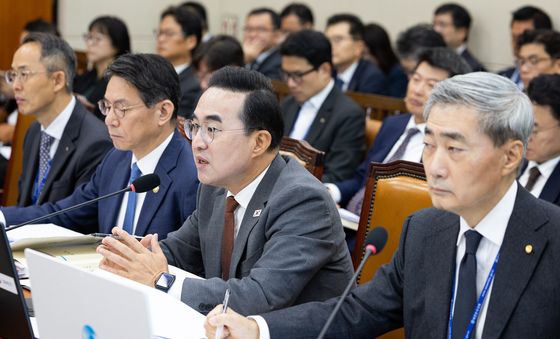 [국감] 의원 질의 답하는 박홍근 기획예산처 장관