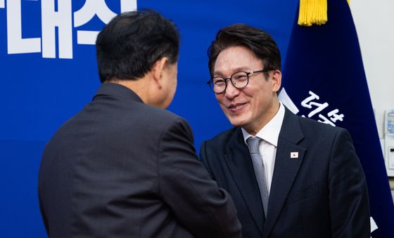 김병주 위원장과 인사하는 김민석 대표