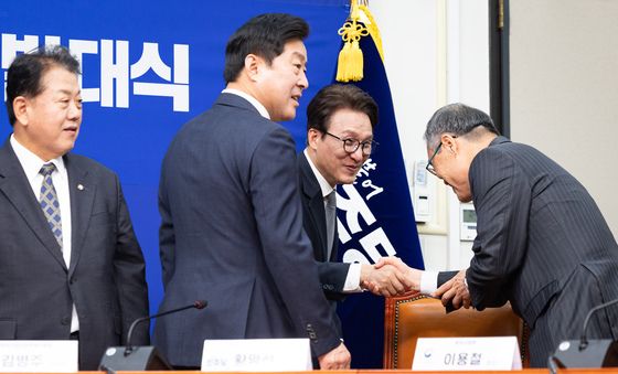 이용철 방위사업청장과 인사 나누는 김민석 대표